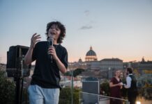 Il vicentino Pietro Longhini canta a Verona per il concerto benefico della Quinta Parete Pietro Longhini al concerto benefico La Musica Si Fa Solidarietà