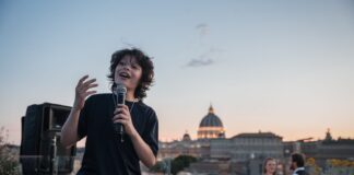 Il vicentino Pietro Longhini canta a Verona per il concerto benefico della Quinta Parete Pietro Longhini al concerto benefico La Musica Si Fa Solidarietà