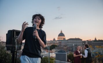 Il vicentino Pietro Longhini canta a Verona per il concerto benefico della Quinta Parete Pietro Longhini al concerto benefico La Musica Si Fa Solidarietà