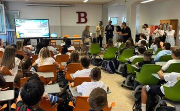 Studenti stranieri a scuola, Amsi contesta il tetto del 30% e chiede più sostegno linguistico Studenti stranieri a scuola insieme ai compagni in aula