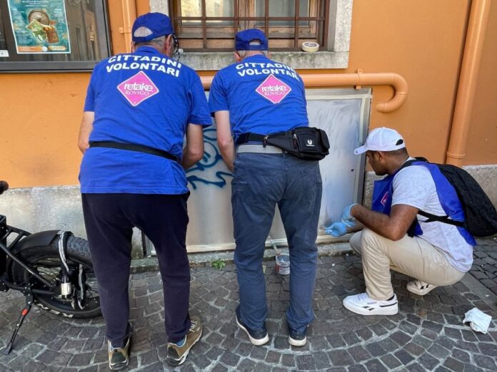 Volontari Retake Rovigo al lavoro sui quadri elettrici Mozziconi a Rovigo: volontari Retake ripuliscono un quadro elettrico