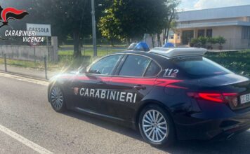 Cassola, furto nel supermercato ai danni di una 79enne: due donne denunciate dai Carabinieri Furto al supermercato di Cassola, auto dei Carabinieri
