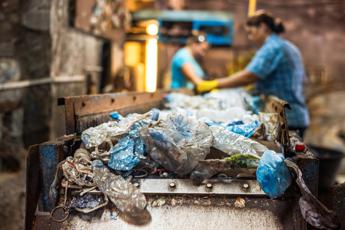 Crisi del riciclo della plastica e raccolta differenziata Crisi del riciclo della plastica e raccolta