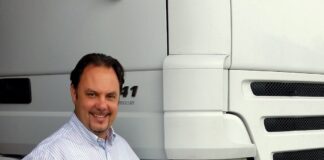 Bonus gasolio, domande entro il 15 settembre: disponibili oltre 386 milioni Bonus gasolio autotrasporto, Igor Sartori davanti a un camion