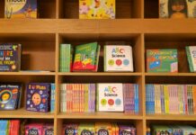 Sassi Store apre a Vicenza, libri e laboratori per bambini nel cuore del centro storico Sassi Store Vicenza, scaffali di libri per bambini