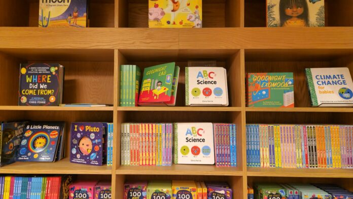 Sassi Store Vicenza, scaffali di libri per bambini