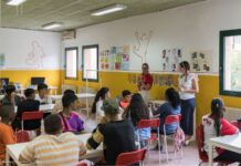Scuola, 1,2 milioni negli istituti tecnici e professionali: i nodi della riforma Riforma tecnico-professionale, studenti durante un incontro di orientamento