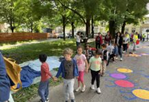 Striscione razzista davanti alla scuola di Mestre, Sambo (Pd): «Atto intollerabile» Striscione razzista a Mestre, bambini durante un’attività scolastica