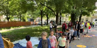 Striscione razzista davanti alla scuola di Mestre, Sambo (Pd): «Atto intollerabile» Striscione razzista a Mestre, bambini durante un’attività scolastica
