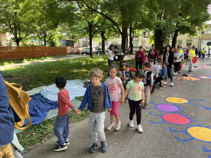 Striscione razzista a Mestre, bambini durante un’attività scolastica