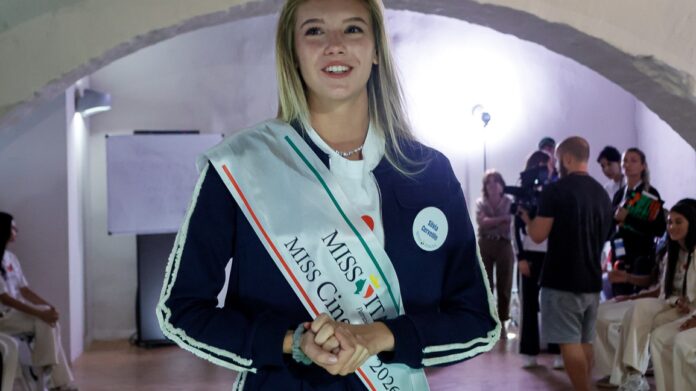 Silvia Cervellin con la fascia di Miss Cinema 2026 Silvia Cervellin Miss Cinema 2026 al Castello di Santa Severa