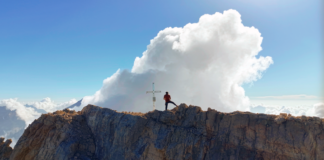 Alessandro Simonetto, nove cime dolomitiche in venti giorni: rinascita oltre la musica Alessandro Simonetto sulle Dolomiti, vetta raggiunta