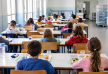 Mensa scolastica a Thiene, tariffe ferme nel 2026/2027: il Comune assorbe l’aumento Istat Tariffe mensa scolastica a Thiene, bambini durante il pranzo