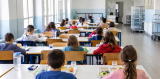 Mensa scolastica a Thiene, tariffe ferme nel 2026/2027: il Comune assorbe l’aumento Istat Tariffe mensa scolastica a Thiene, bambini durante il pranzo