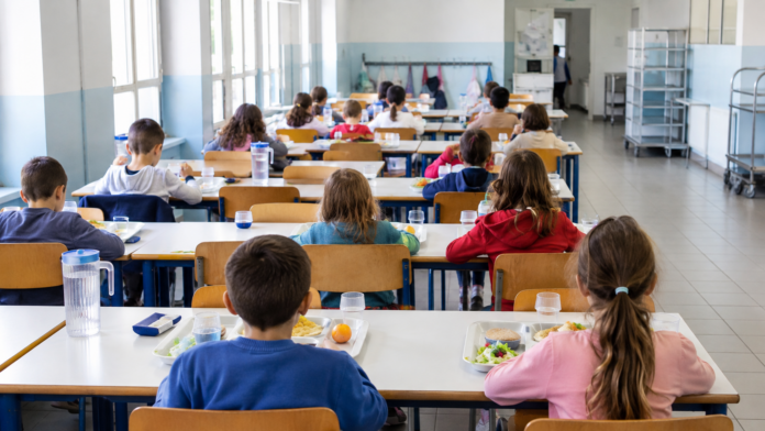 Mensa scolastica nelle scuole primarie di Thiene Tariffe mensa scolastica a Thiene, bambini durante il pranzo