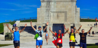 Trail degli Eroi, sold out anticipato per la gara regina da 46 chilometri sul Grappa Trail degli Eroi sold out, atleti davanti al Sacrario di Cima Grappa