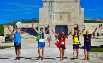 Trail degli Eroi, sold out anticipato per la gara regina da 46 chilometri sul Grappa Trail degli Eroi sold out, atleti davanti al Sacrario di Cima Grappa