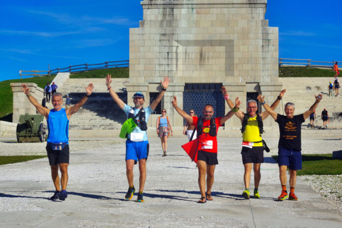 Atleti del Trail degli Eroi a Cima Grappa Trail degli Eroi sold out, atleti davanti al Sacrario di Cima Grappa