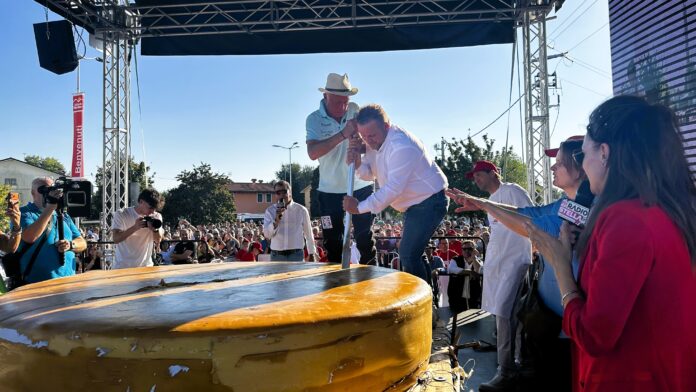 Taglio della forma gigante di Asiago Dop a Bressanvido Transumanza di Bressanvido e taglio della forma gigante di Asiago Dop