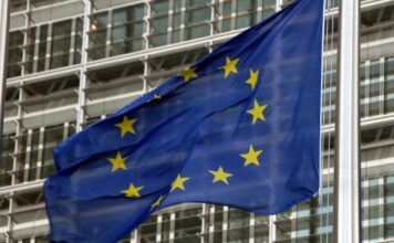 Importazioni dal Brasile, Cisint chiede reciprocità sugli standard agroalimentari UE Importazioni dal Brasile, bandiere UE davanti alla Commissione europea