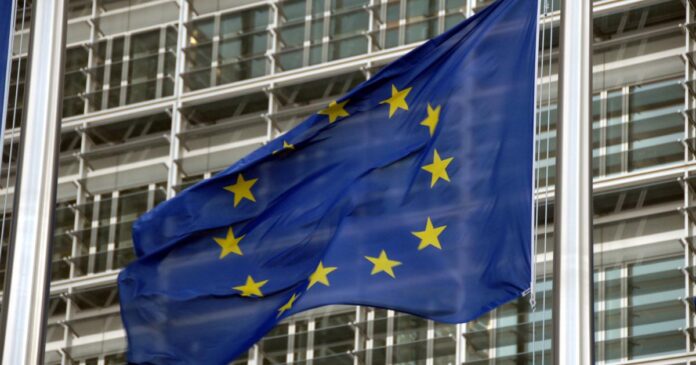 Importazioni dal Brasile, bandiere UE davanti alla Commissione europea