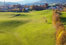 Vèrben a Roana, due weekend tra foliage, lanterne e trenino della Vaca Mora Vèrben a Roana tra prati e colori d’autunno