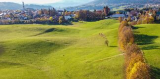 Vèrben a Roana, due weekend tra foliage, lanterne e trenino della Vaca Mora Vèrben a Roana tra prati e colori d’autunno