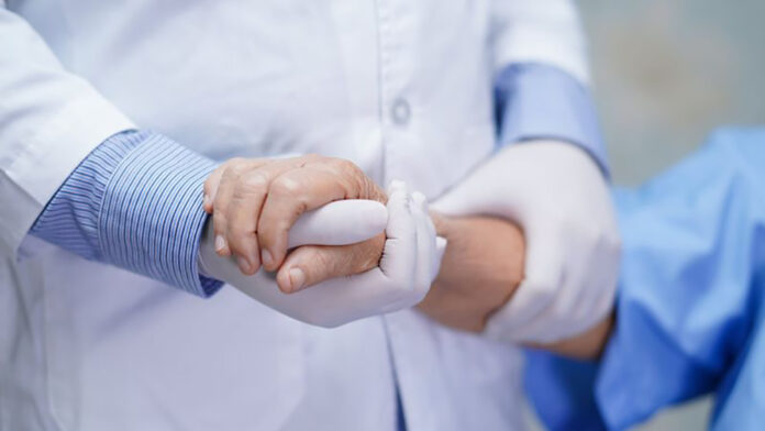 Assistenza al paziente, immagine di repertorio per le cure palliative Cure palliative in Veneto: assistenza a una persona fragile, immagine di repertorio