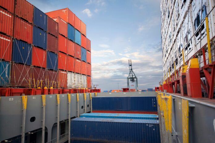 Container su nave cargo in porto, foto di archivio Cybersicurezza dei porti, container su nave cargo in una foto di archivio