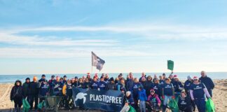 Plastic Free, 33 appuntamenti in Veneto: raccolte anche a Vicenza, Monticello e Bassano Plastic Free in Veneto, volontari impegnati in una raccolta