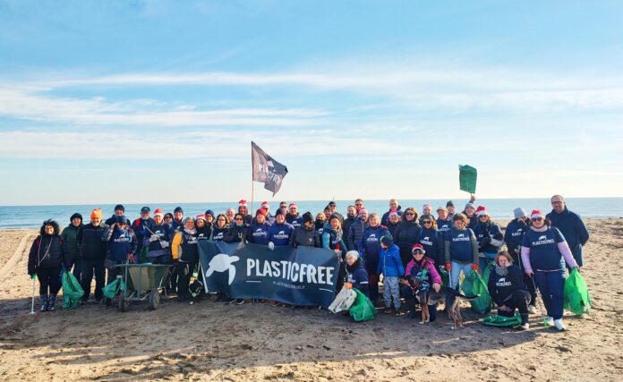 Volontari Plastic Free durante una raccolta sulla spiaggia Plastic Free in Veneto, volontari impegnati in una raccolta