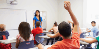 Tetto agli alunni stranieri, Save the Children: «Non ridurre i bambini a una percentuale» Tetto alunni stranieri, studenti in una classe scolastica illustrativa