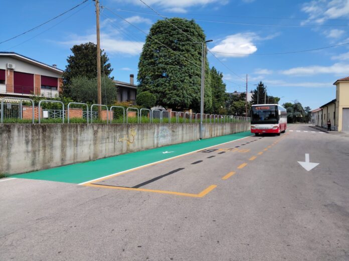 Autostazione di Noventa Vicentina con segnaletica di sicurezza Sicurezza delle fermate SVT: segnaletica a terra nell’autostazione di Noventa Vicentina