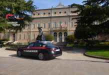Thiene, furto di alcolici al supermercato: arresto convalidato e obbligo di firma per un 25enne Furto al supermercato di Thiene, auto dei Carabinieri in città