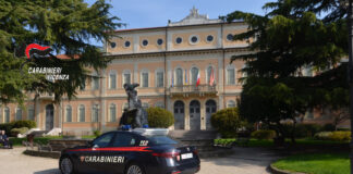 Thiene, furto di alcolici al supermercato: arresto convalidato e obbligo di firma per un 25enne Furto al supermercato di Thiene, auto dei Carabinieri in città