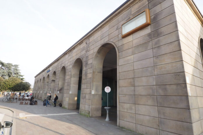 Stazione ferroviaria di Vicenza, immagine d'archivio Treno diretto Vicenza-Roma, ingresso della stazione ferroviaria di Vicenza