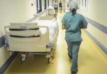Infermieri, Nursing Up: non basta reclutarli, bisogna capire perché lasciano il lavoro Infermieri lasciano il lavoro: infermiera in corsia in una fotografia di repertorio