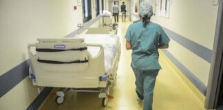 Infermieri, Nursing Up: non basta reclutarli, bisogna capire perché lasciano il lavoro Infermieri lasciano il lavoro: infermiera in corsia in una fotografia di repertorio