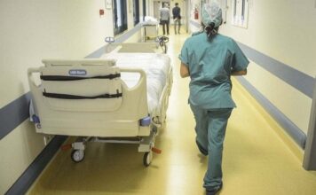 Infermieri, Nursing Up: non basta reclutarli, bisogna capire perché lasciano il lavoro Infermieri lasciano il lavoro: infermiera in corsia in una fotografia di repertorio