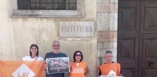 Caccia, protesta LAV a Vicenza davanti alla Prefettura: appello alla deputata Caretta sul ddl Protesta LAV a Vicenza davanti alla Prefettura contro il ddl caccia