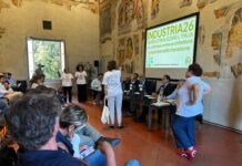 Mamme No Pfas al convegno di Mantova: consegnate tre bottiglie d’acqua al dirigente Syensqo Mamme No Pfas al convegno Industria26 di Mantova