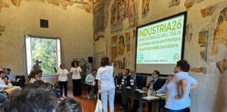 Mamme No Pfas al convegno di Mantova: consegnate tre bottiglie d’acqua al dirigente Syensqo Mamme No Pfas al convegno Industria26 di Mantova