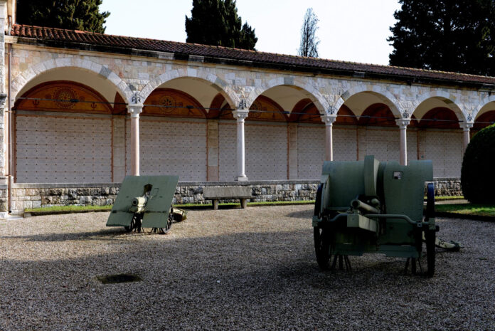 Sacrario militare di Schio, luogo della memoria della Grande Guerra Sacrario di Schio, porticato e cannoni nel complesso militare