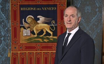 Via Querinissima, Zaia in Armenia per il forum europeo: un ponte culturale anche per il Vicentino Via Querinissima, Luca Zaia davanti al gonfalone del Veneto