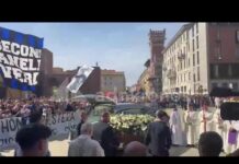‘Ciao Sandro’, a Milano l’ultimo saluto a Mazzola: l’arrivo del feretro alla basilica di