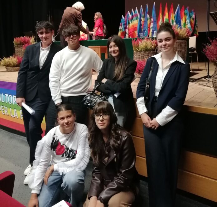 Gli studenti dell’IIS Rigoni Stern protagonisti al "Giro d'Italia per la pace" di Asiago Gli studenti dell’IIS Rigoni Stern protagonisti al "Giro d'Italia per la pace" di Asiago
