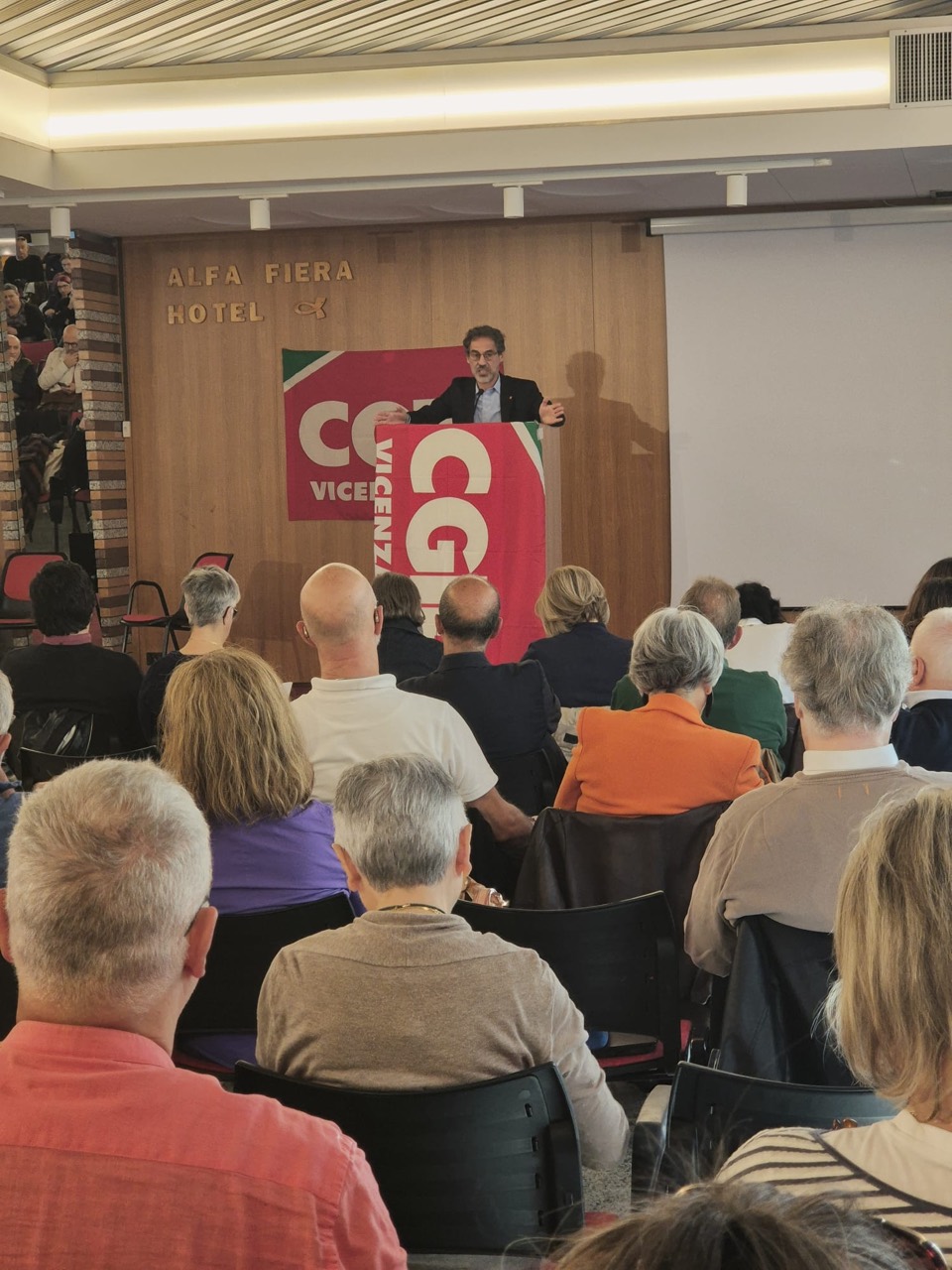 Assemblea della Cgil Vicenza precedente alla conferenza stampa, con Pino Gesmundo durante il suo intervento.
