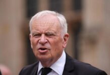 Addio a Jeffrey Archer, lo scrittore britannico da oltre 300 milioni di copie: aveva 86 anni, la sua vita tra politica e scandali