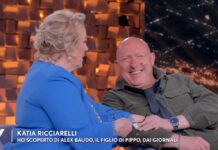 Alex Baudo, l’abbraccio con Katia Ricciarelli e il ricordo di papà Pippo: “Ho scoperto a 30 anni di essere suo figlio”