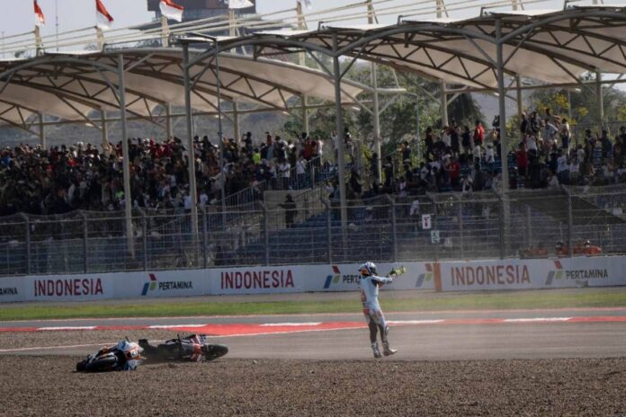 Aprilia, scintille tra Bezzecchi e Fernandez: dalle polemiche al duello in pista poi Bez si prende la vittoria